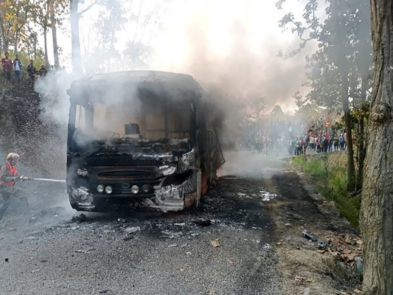 कालीकोटबाट छुटेको बसमा आगलागी